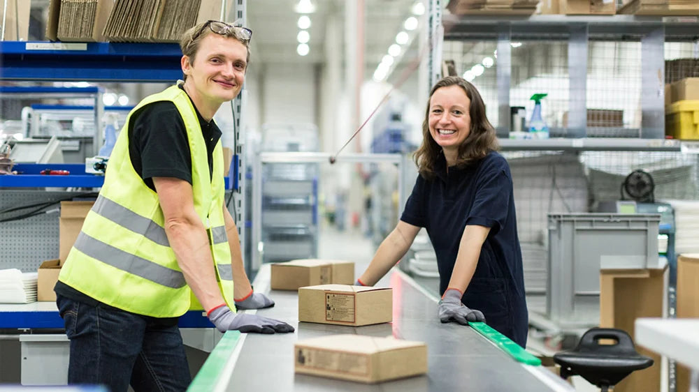 Team von renouvé verpackt Bestellungen im Lager in Deutschland